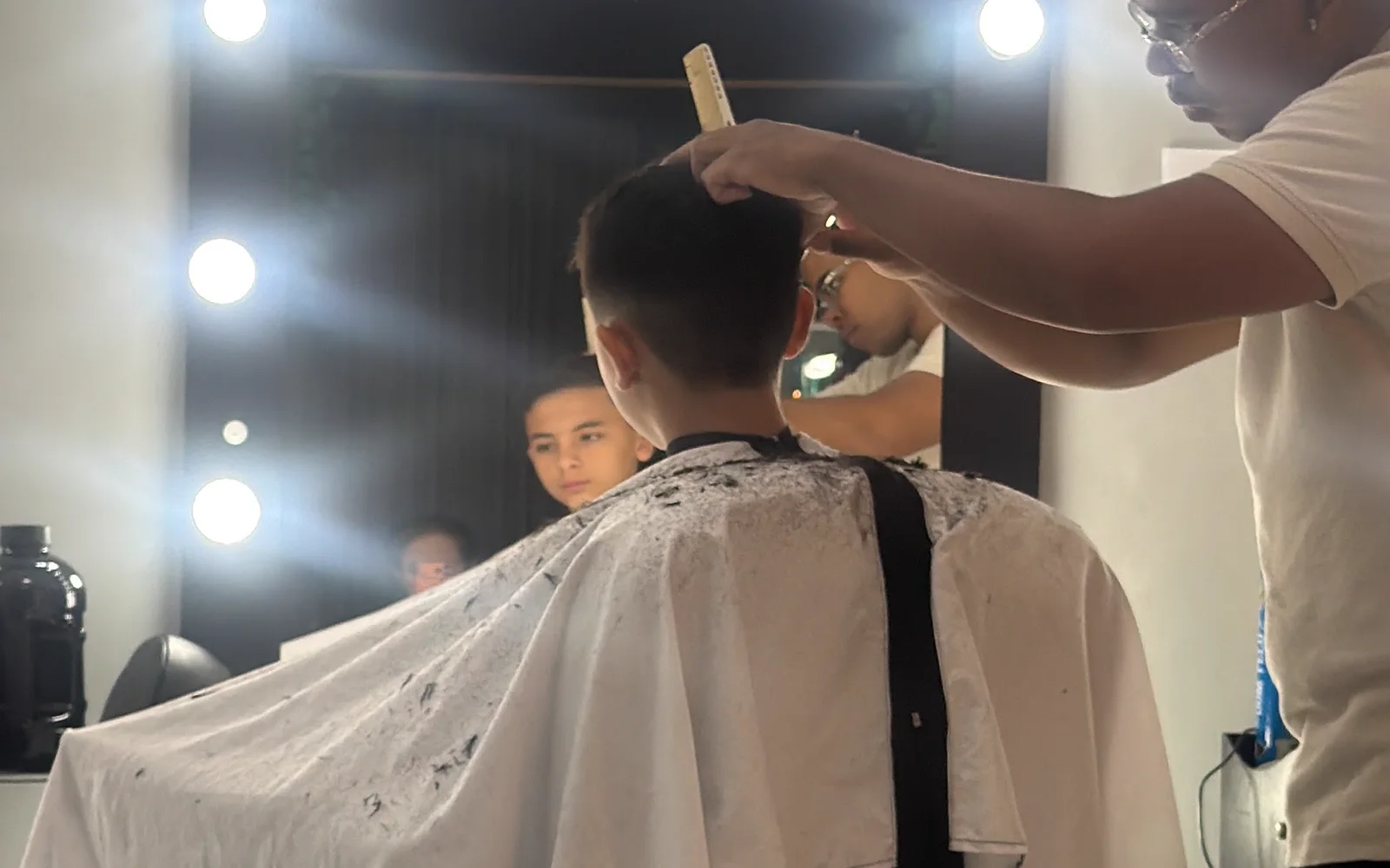 Corte em andamento diante do espelho