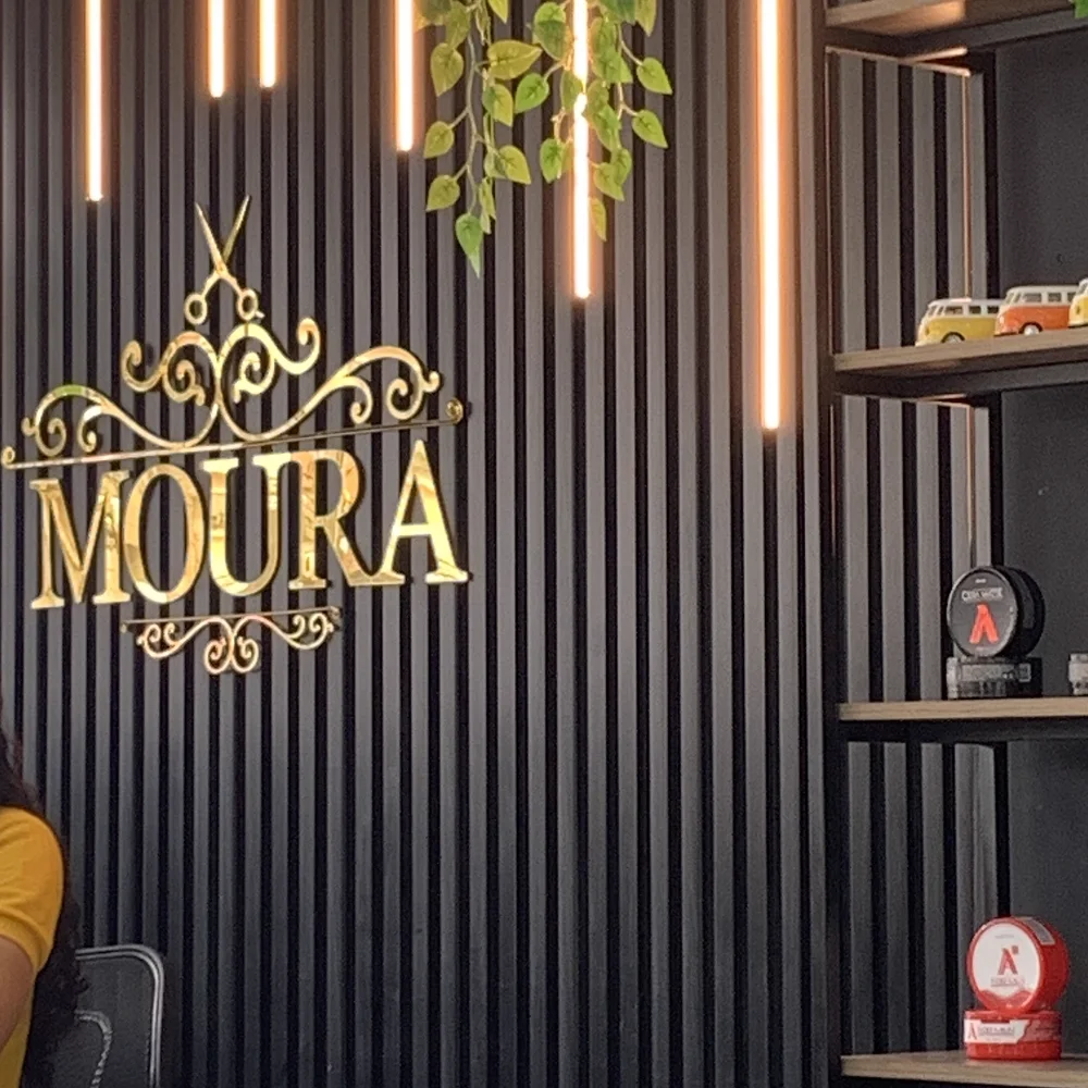 Letreiro dourado da Moura